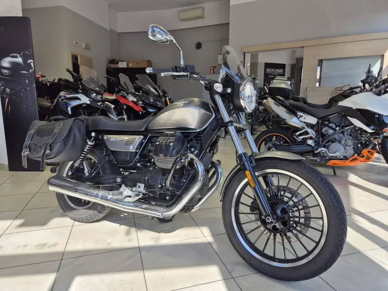 Moto Guzzi V9 Roamer (2021 - 24) (2)