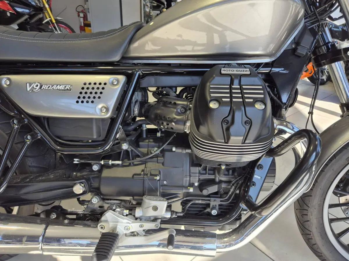 Moto Guzzi V9 Roamer (2021 - 24) (10)