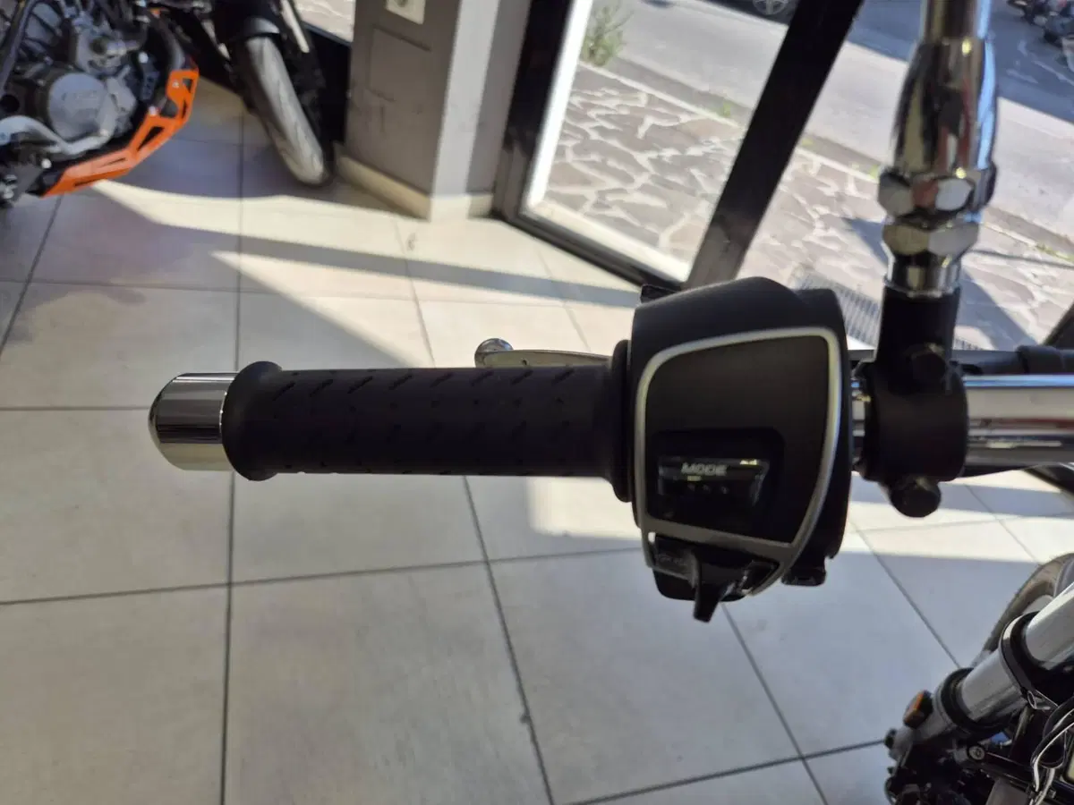Moto Guzzi V9 Roamer (2021 - 24) (13)
