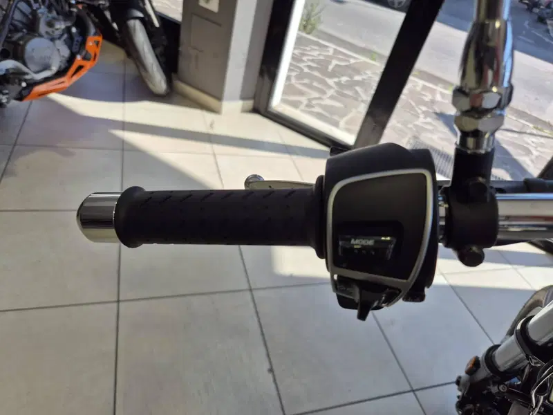 Moto Guzzi V9 Roamer (2021 - 24) (13)