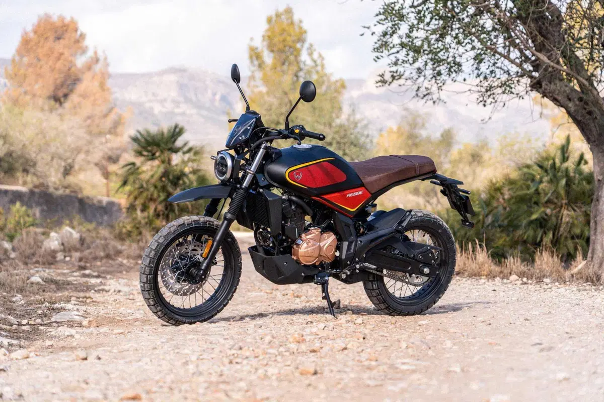 A maggio la Wottan Rebbe Scrambler 125 costa 900 euro in meno (4)