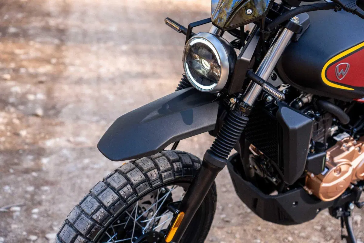 A maggio la Wottan Rebbe Scrambler 125 costa 900 euro in meno (5)