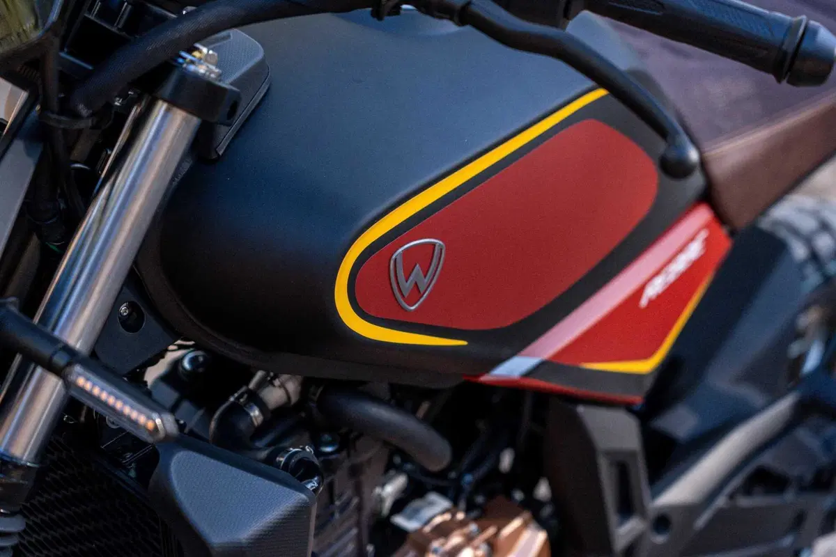 A maggio la Wottan Rebbe Scrambler 125 costa 900 euro in meno (6)