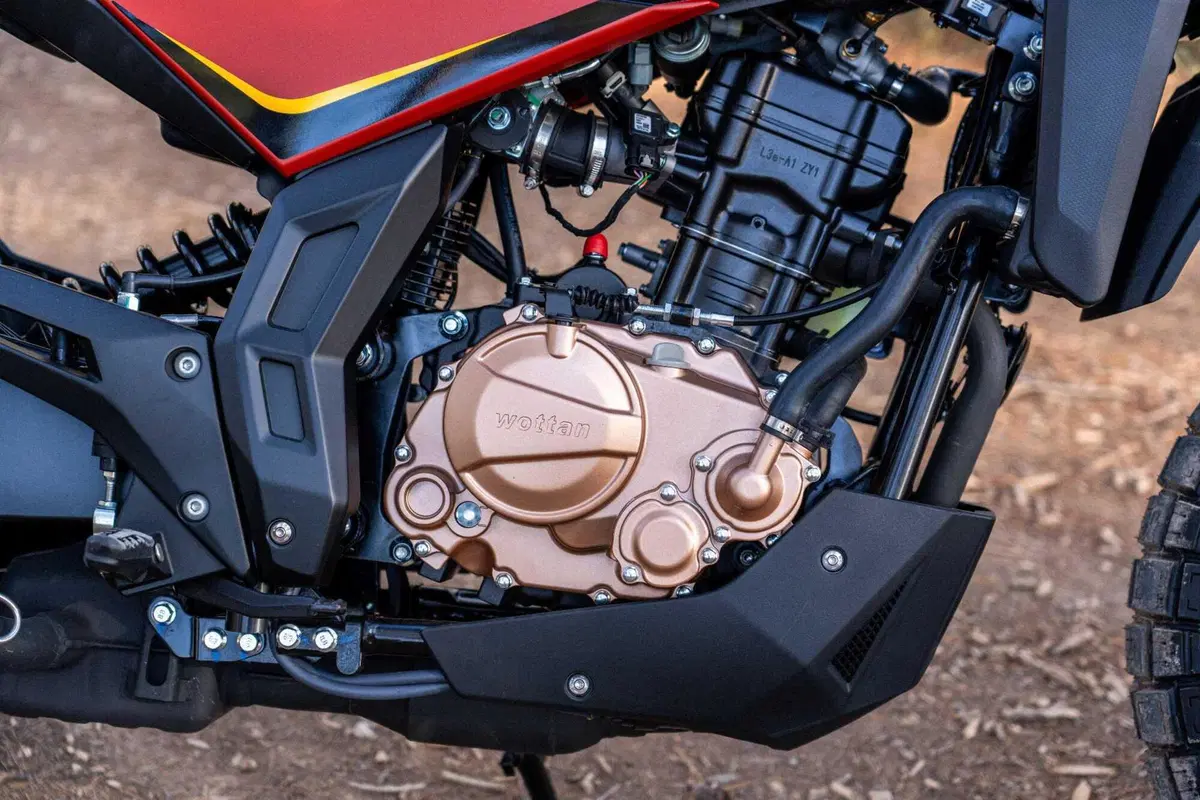 A maggio la Wottan Rebbe Scrambler 125 costa 900 euro in meno (9)