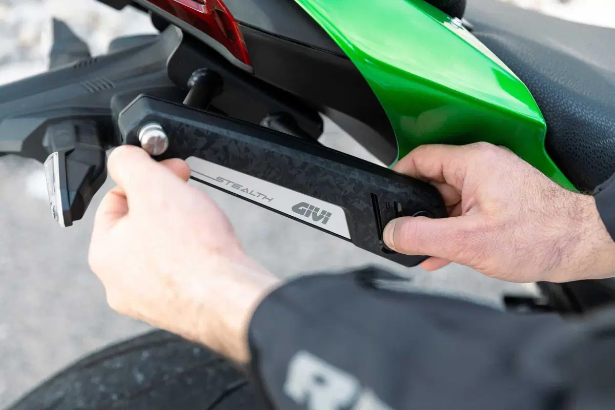 GIVI Stealth: sistema di attacco retraibile per borse laterali