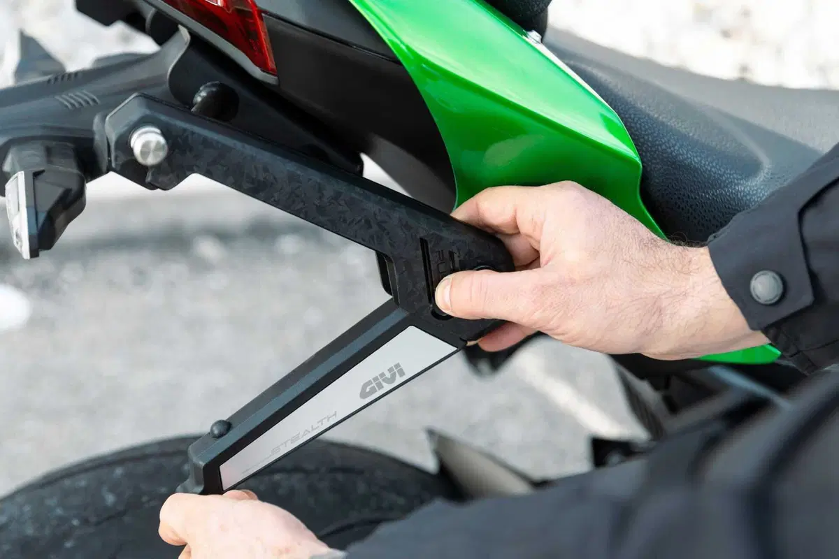 GIVI Stealth: sistema di attacco retraibile per borse laterali (2)