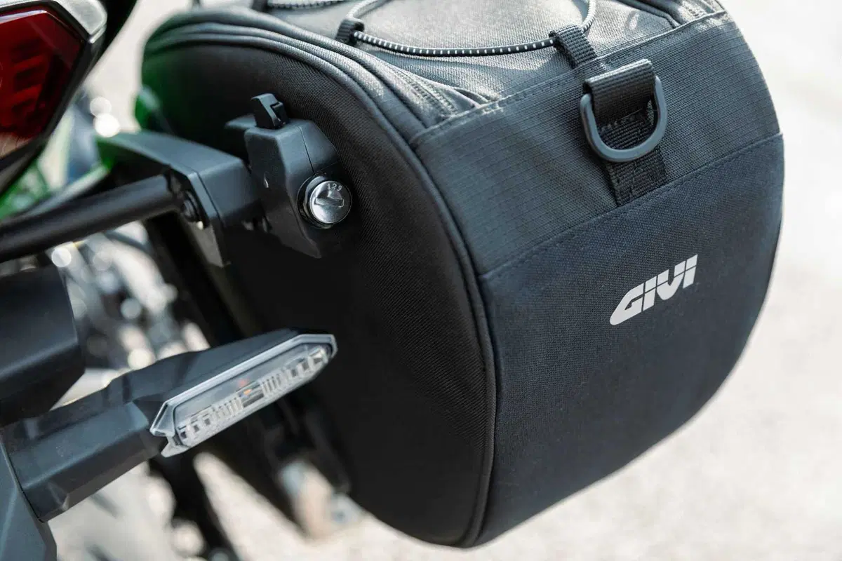 GIVI Stealth: sistema di attacco retraibile per borse laterali (3)