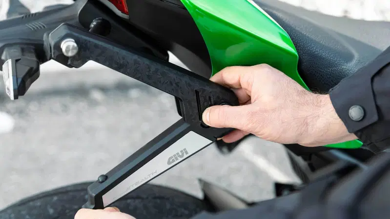 GIVI Stealth: sistema di attacco retraibile per borse laterali