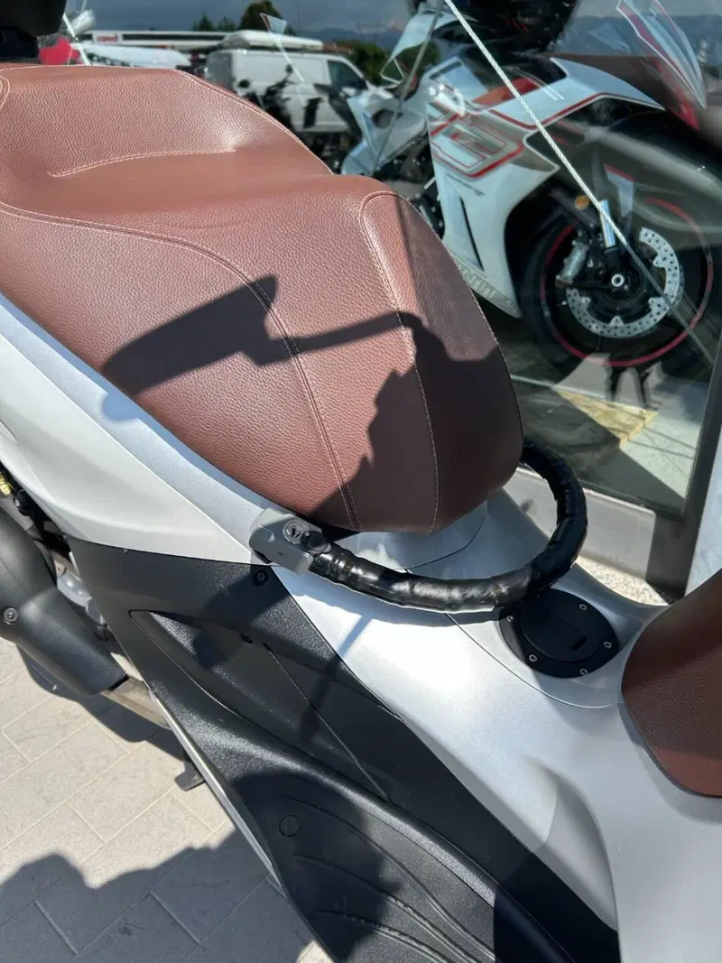 Piaggio Beverly 350 Police ABS-ASR (2018 - 20) (7)