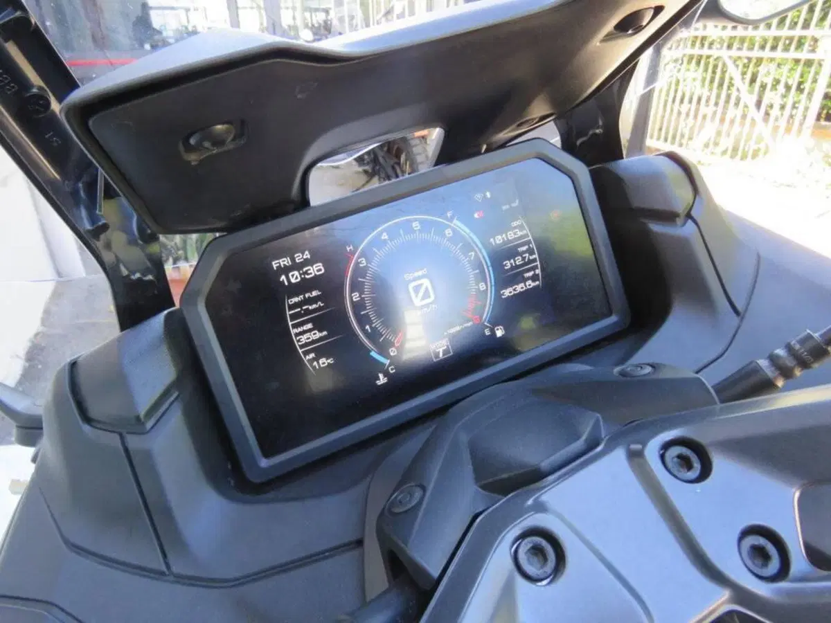 Yamaha T-Max 560 Tech Max (2022 - 24) (11)