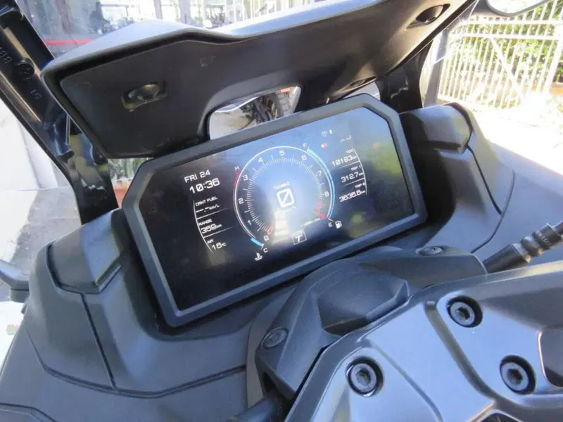 Yamaha T-Max 560 Tech Max (2022 - 24) (11)