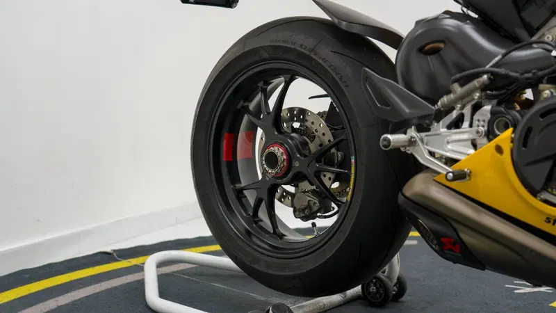 Ducati Panigale V4 Bagnaia 2022 World Champion Replica (2023) (15)