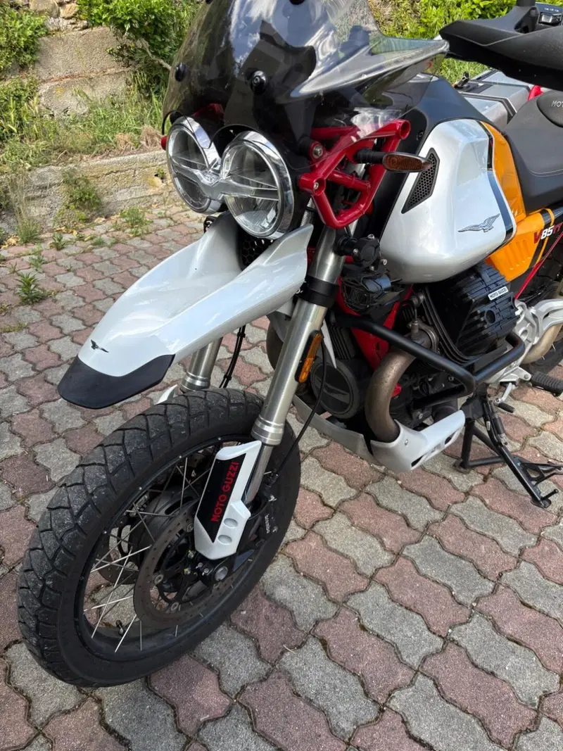 Moto Guzzi V85 TT (2021 - 23) (2)