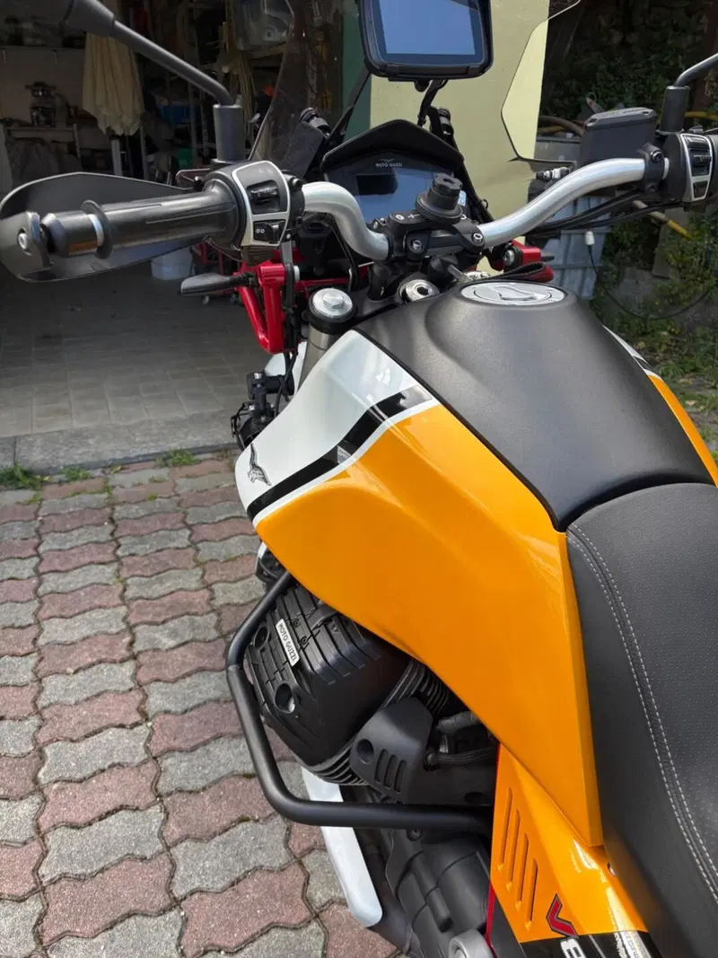 Moto Guzzi V85 TT (2021 - 23) (3)