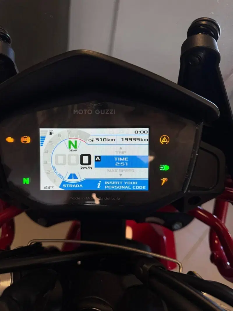 Moto Guzzi V85 TT (2021 - 23) (3)