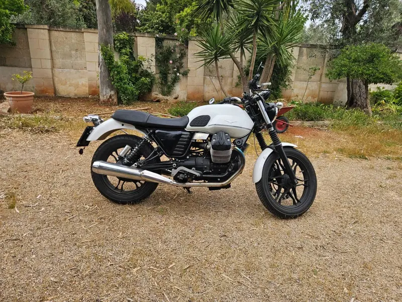 Moto Guzzi V7 Stone (2012 - 15)