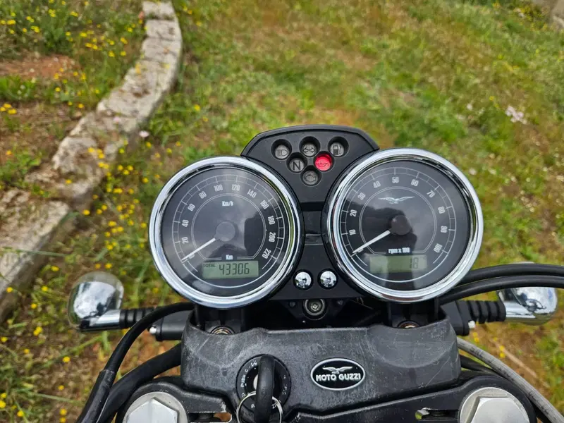 Moto Guzzi V7 Stone (2012 - 15) (8)