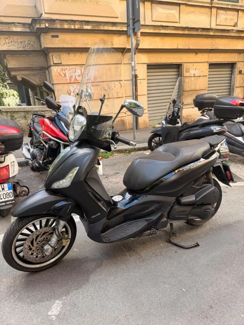Piaggio Beverly 300 i.e. Police ABS-ASR (2017 - 20) (2)