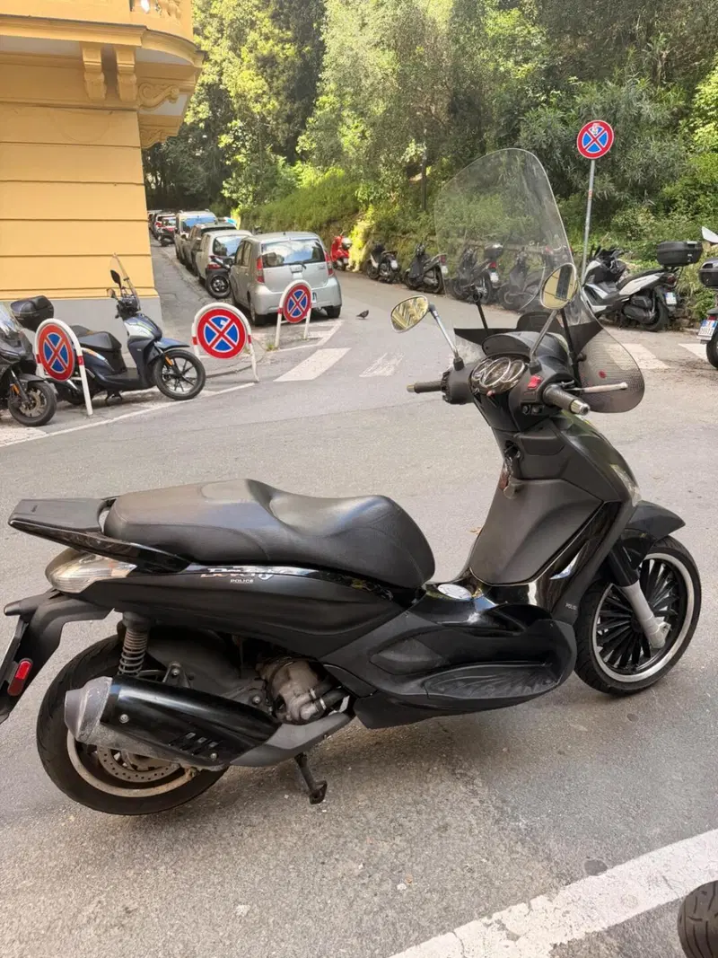 Piaggio Beverly 300 i.e. Police ABS-ASR (2017 - 20) (3)