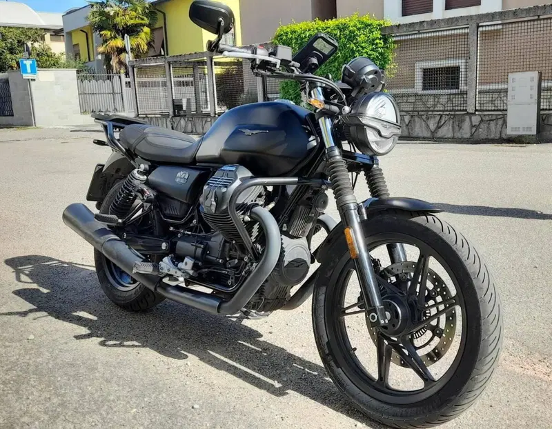 Moto Guzzi V7 Stone (2021 - 24)