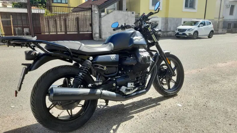Moto Guzzi V7 Stone (2021 - 24) (2)