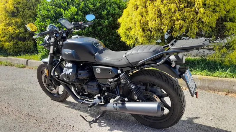 Moto Guzzi V7 Stone (2021 - 24) (3)