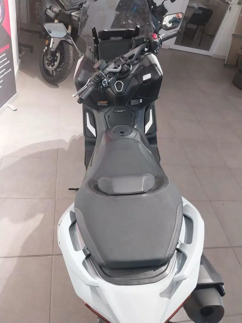 Yamaha T-Max 560 (2025 - 26) (4)