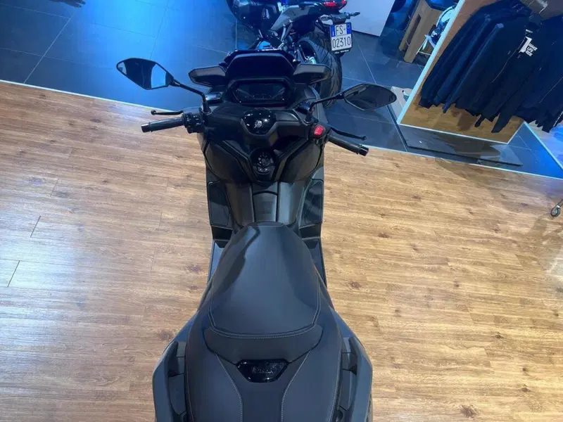 Yamaha X-Max 300 Tech Max (2025 - 26) (7)