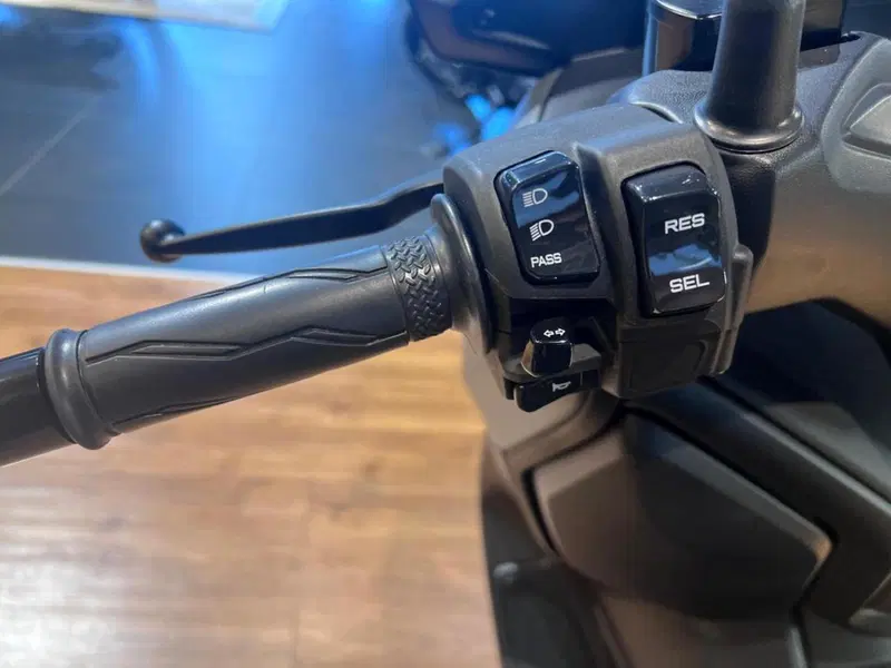 Yamaha X-Max 300 Tech Max (2025 - 26) (11)
