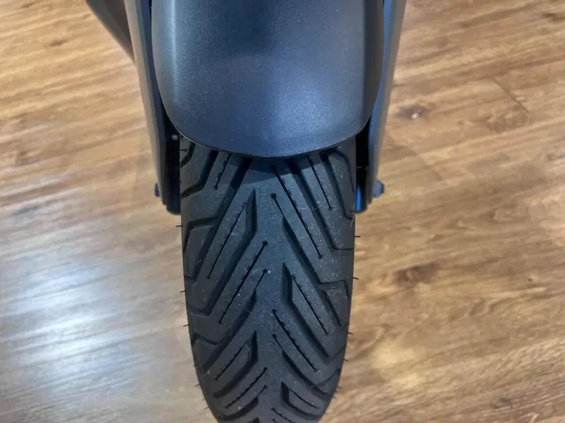 Yamaha X-Max 300 Tech Max (2025 - 26) (13)