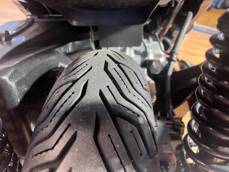 Yamaha X-Max 300 Tech Max (2025 - 26) (14)
