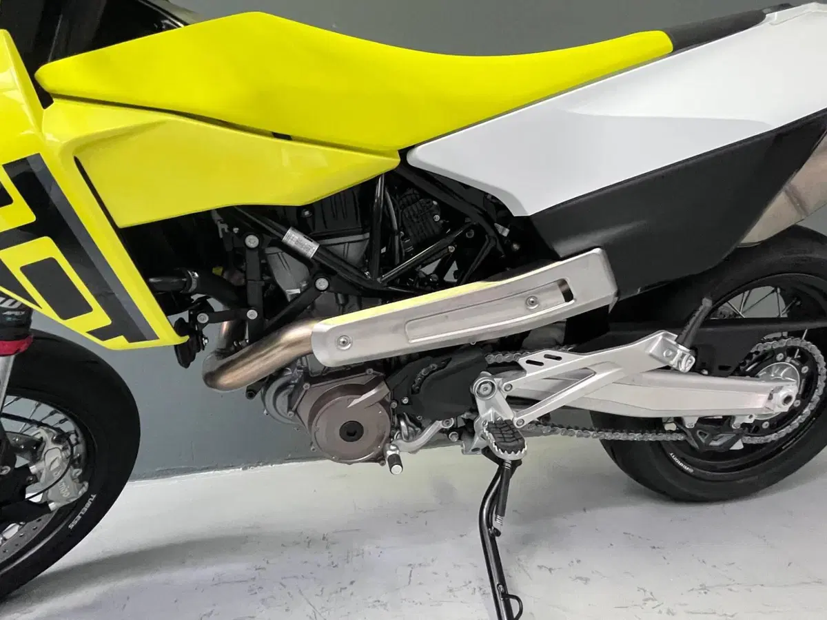 Husqvarna 701 Supermoto (2026) (5)