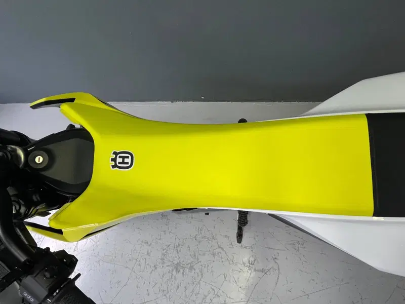 Husqvarna 701 Supermoto (2026) (7)