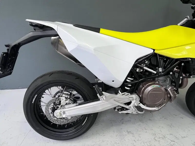 Husqvarna 701 Supermoto (2026) (6)