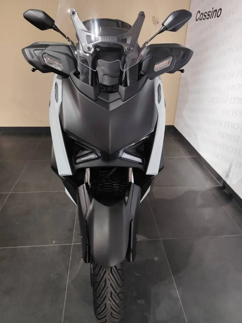 Yamaha X-Max 300 Tech Max (2025 - 26) (4)
