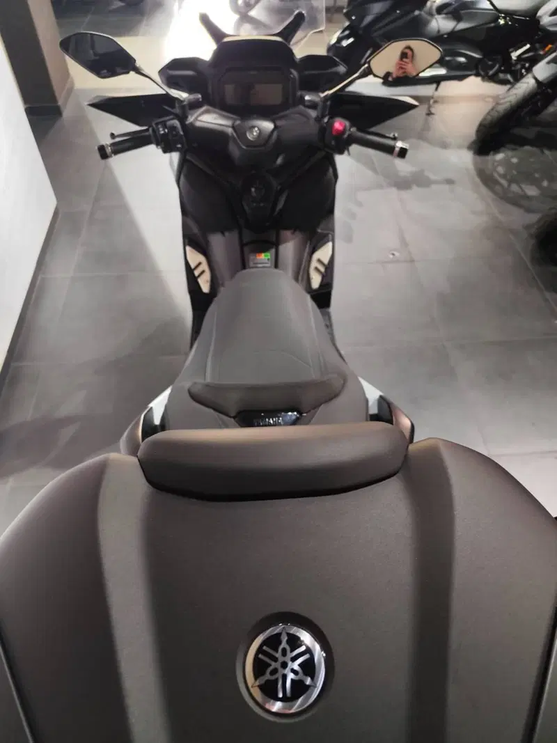 Yamaha X-Max 300 Tech Max (2025 - 26) (6)