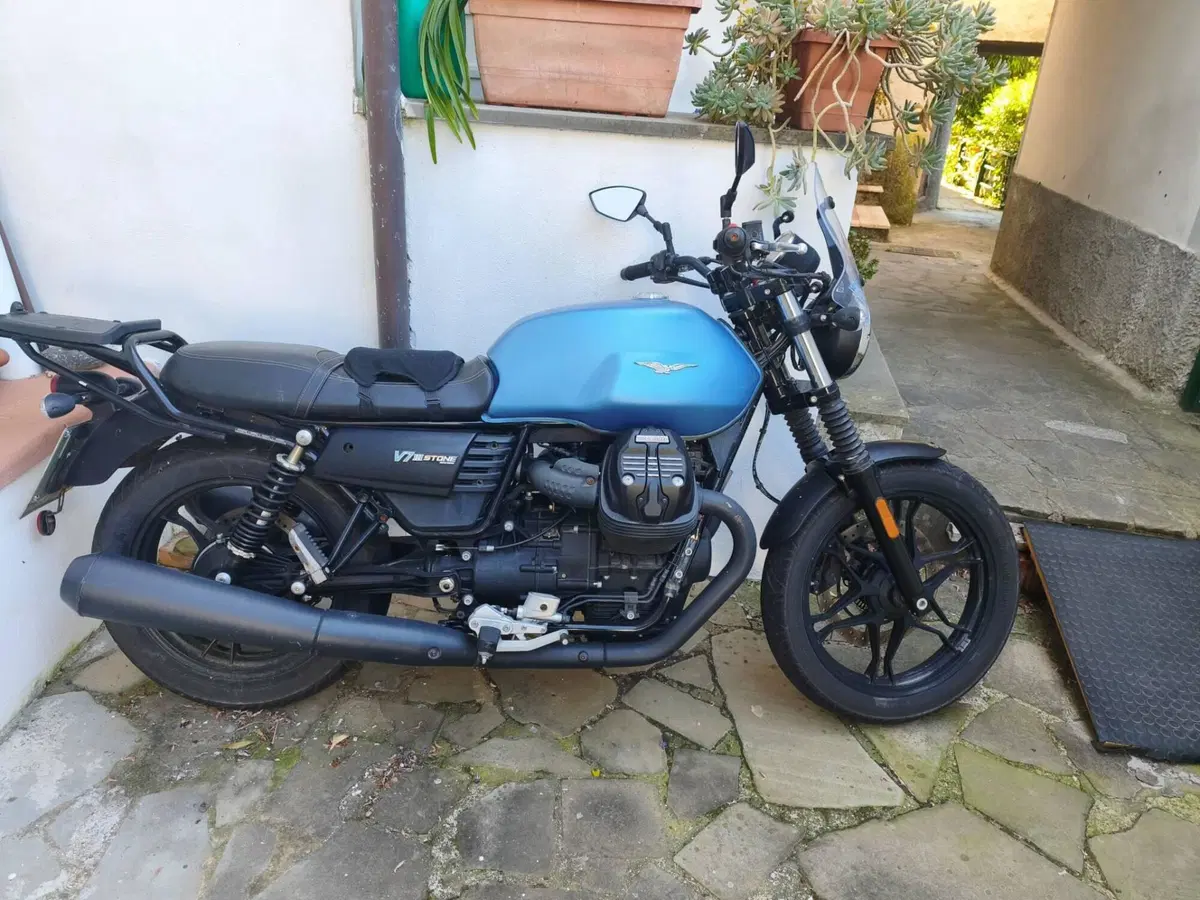 Moto Guzzi V7 III Stone (2017 - 20) (2)