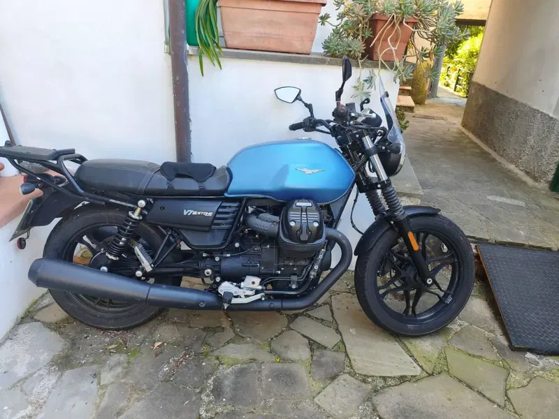 Moto Guzzi V7 III Stone (2017 - 20) (2)
