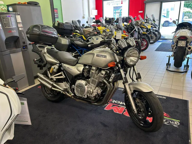 Yamaha XJR 1300 (1999 - 02) (2)