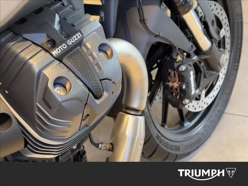 Moto Guzzi V85 Strada (2024 - 26) (7)