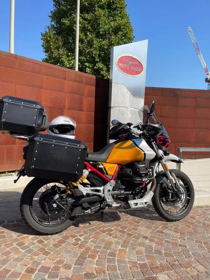 Moto Guzzi V85 TT Evocative Graphics (2021 - 23) (2)