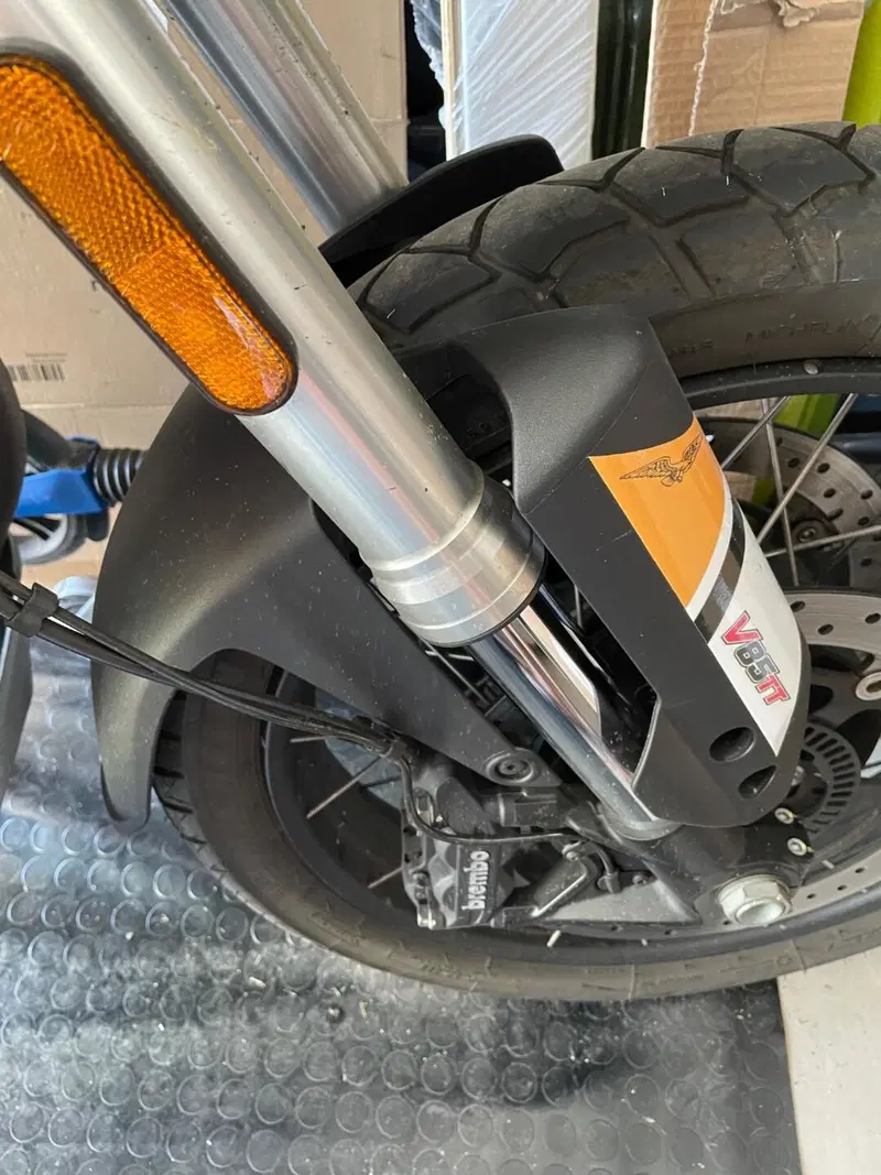 Moto Guzzi V85 TT Evocative Graphics (2021 - 23) (3)
