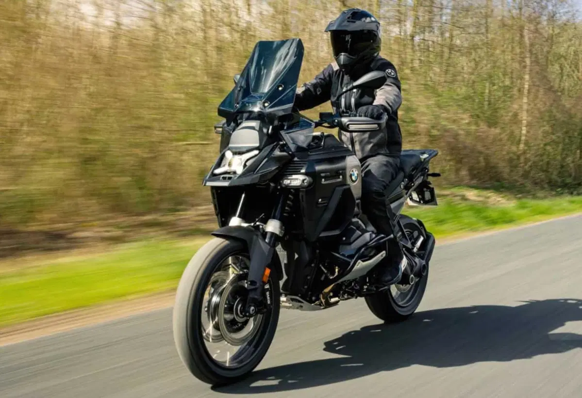 BMW R 1300 GS Adventure Dark Edition: la maxi enduro raffinata secondo BMW France