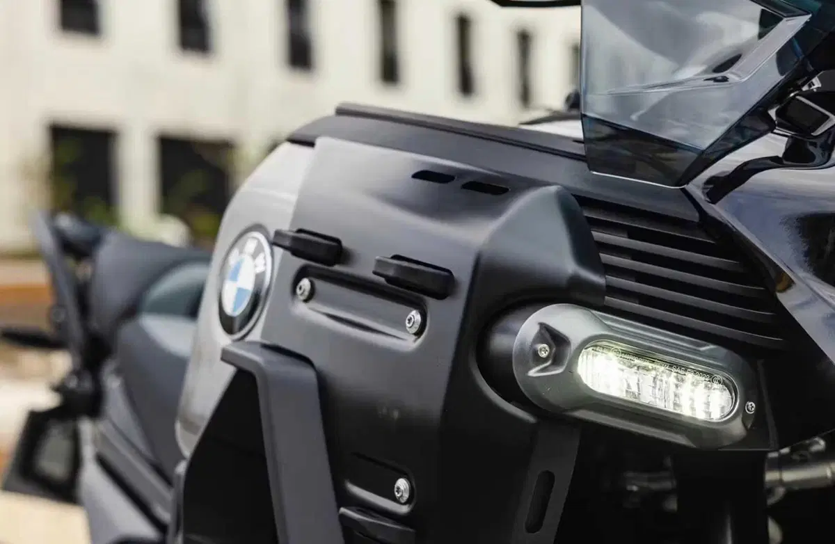 BMW R 1300 GS Adventure Dark Edition: la maxi enduro raffinata secondo BMW France (2)