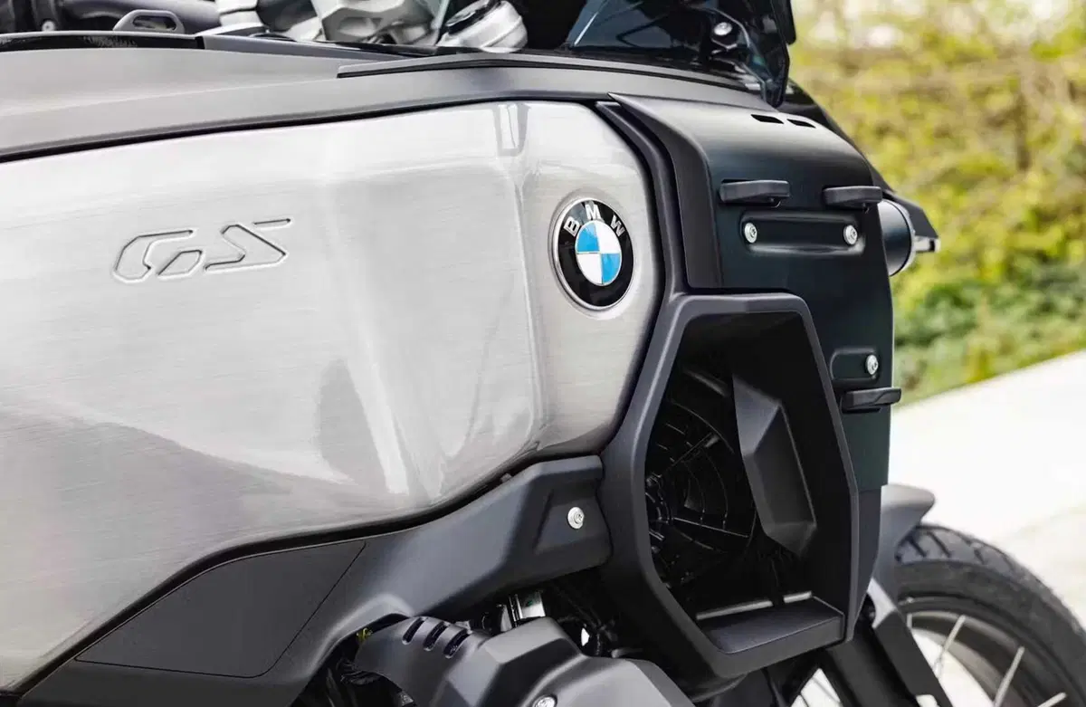 BMW R 1300 GS Adventure Dark Edition: la maxi enduro raffinata secondo BMW France (6)