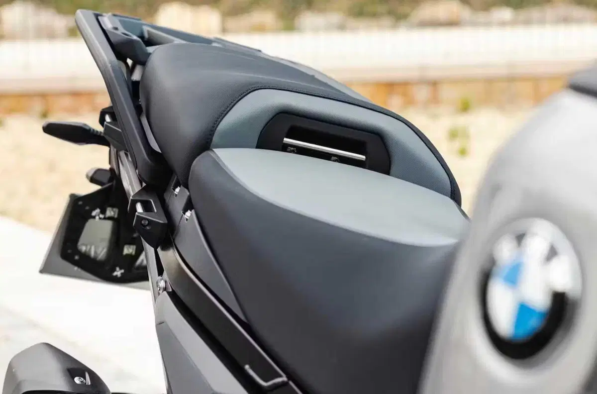 BMW R 1300 GS Adventure Dark Edition: la maxi enduro raffinata secondo BMW France (3)