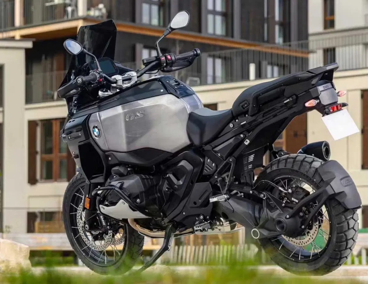 BMW R 1300 GS Adventure Dark Edition: la maxi enduro raffinata secondo BMW France (5)