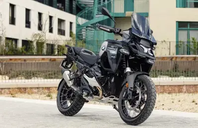 BMW R 1300 GS Adventure Dark Edition: la maxi enduro raffinata secondo BMW France