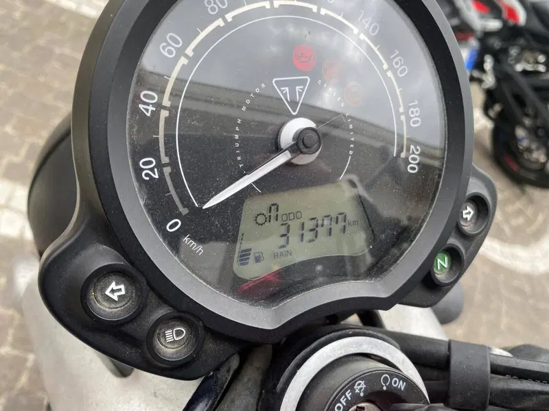 Triumph Street Twin 900 (2017 - 18) (3)