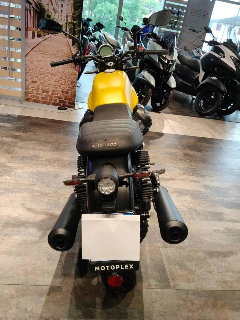 Moto Guzzi V7 Stone (2021 - 24) (2)